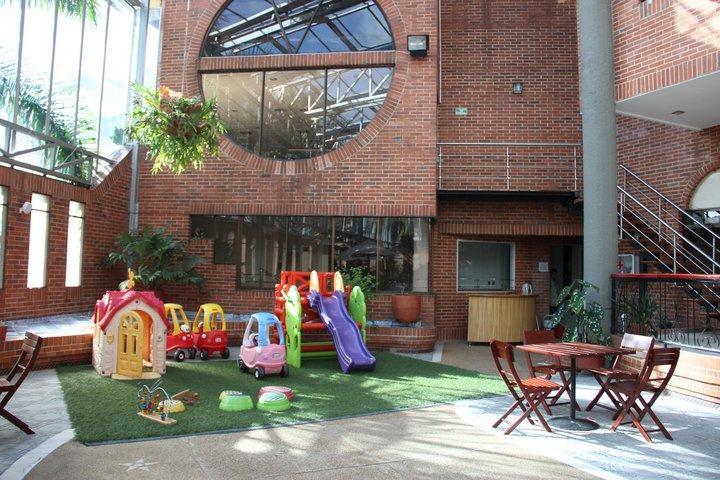Casa Morales Hotel Internacional Y Centro De Convenciones Ibagué Zewnętrze zdjęcie The courtyard of the school