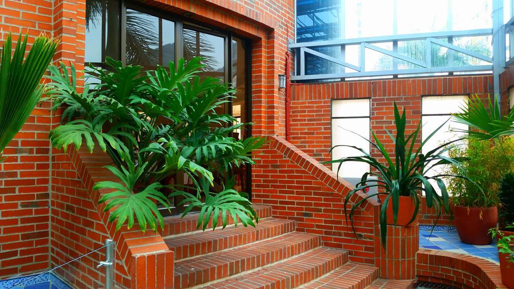 Casa Morales Hotel Internacional Y Centro De Convenciones Ibagué Zewnętrze zdjęcie Interior of the library