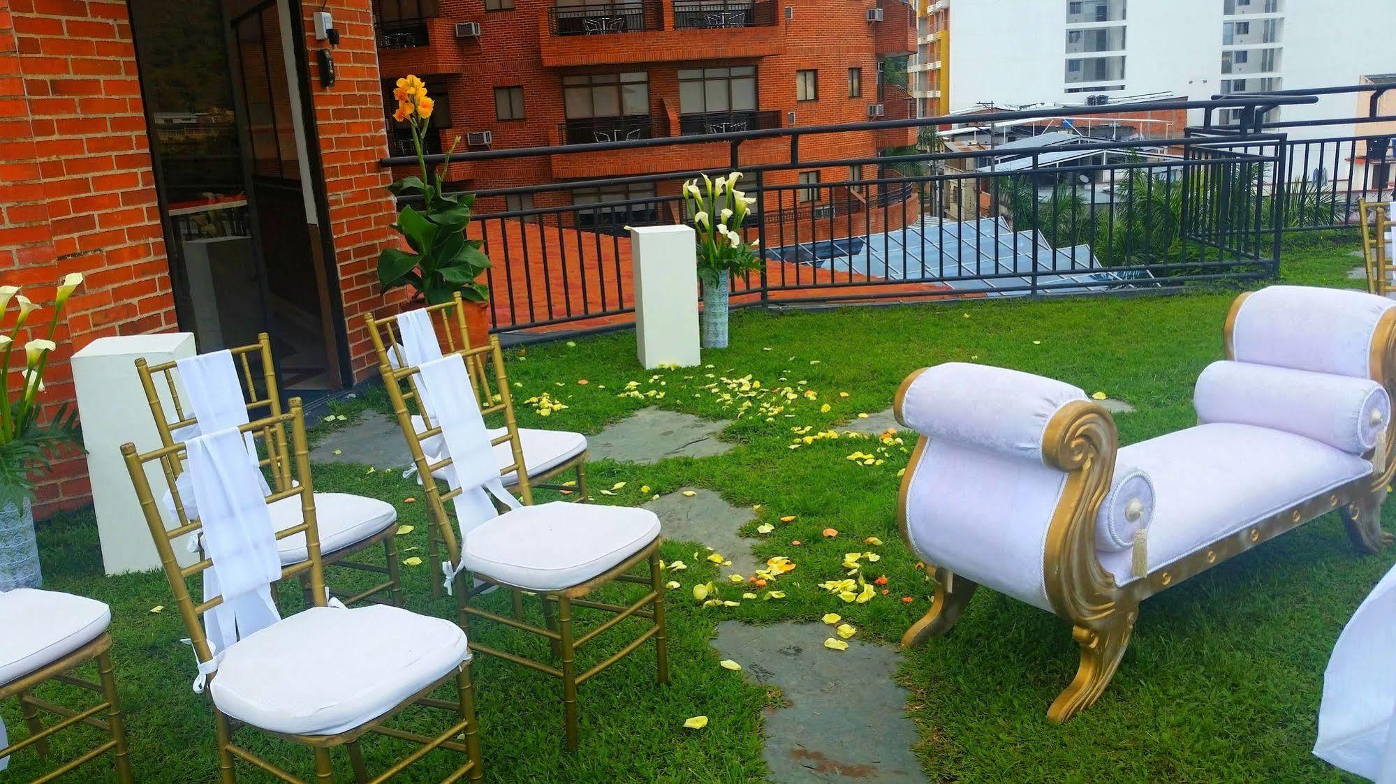Casa Morales Hotel Internacional Y Centro De Convenciones Ibagué Zewnętrze zdjęcie A wedding ceremony at the rooftop of the hotel